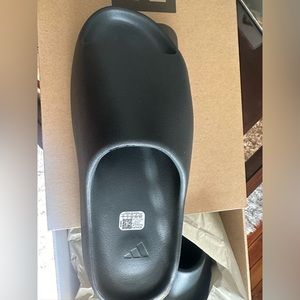Yeezy slide size 11 men’s